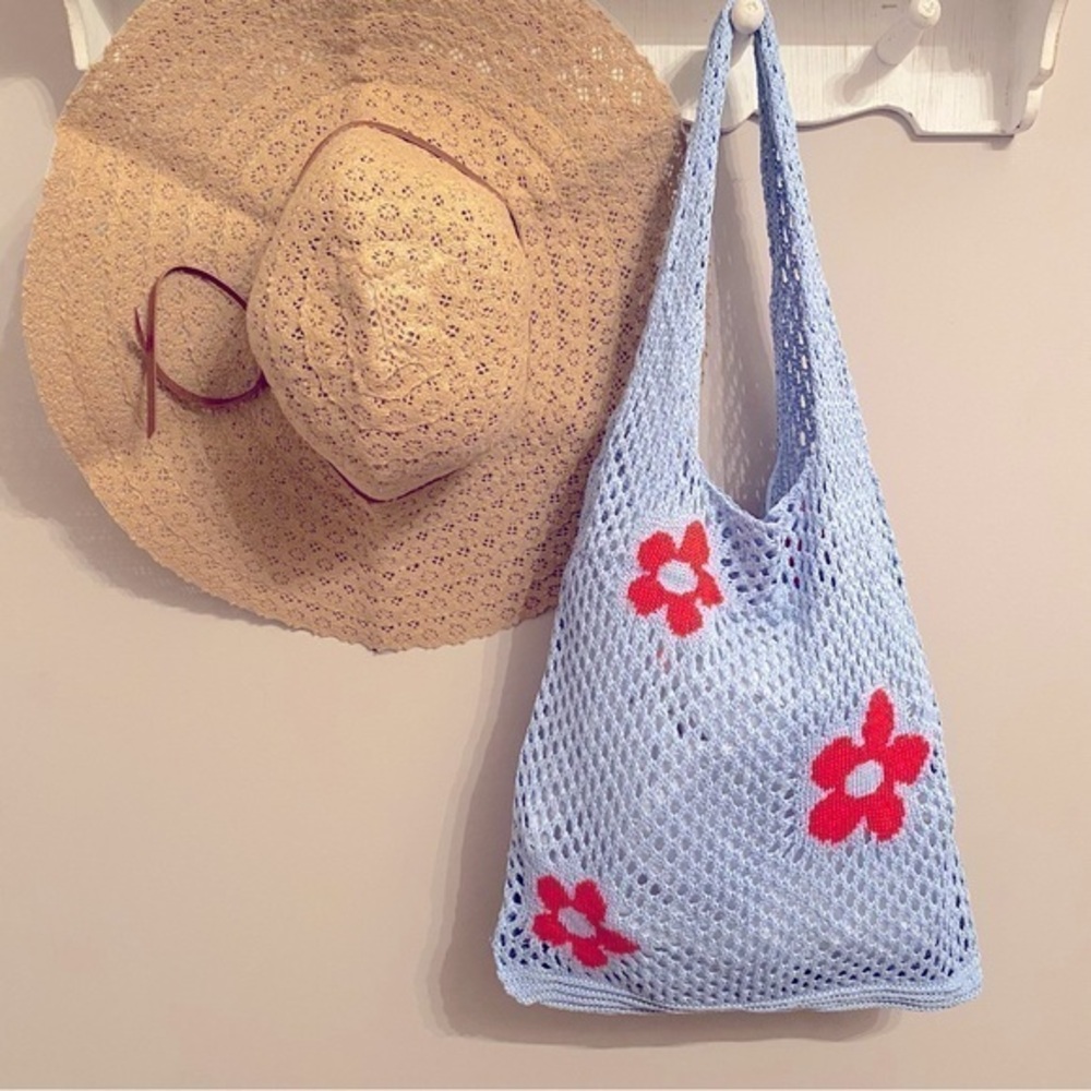 Mesh Knit Tote Bag in Blue & Red Floral